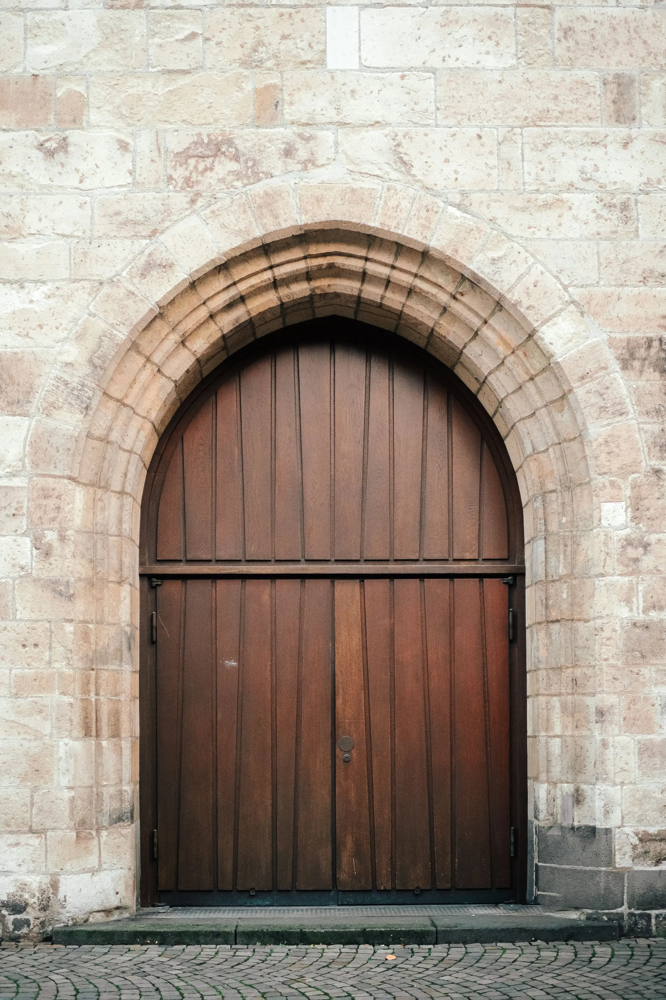 Historischer Torbogen mit Holztür in Köln
