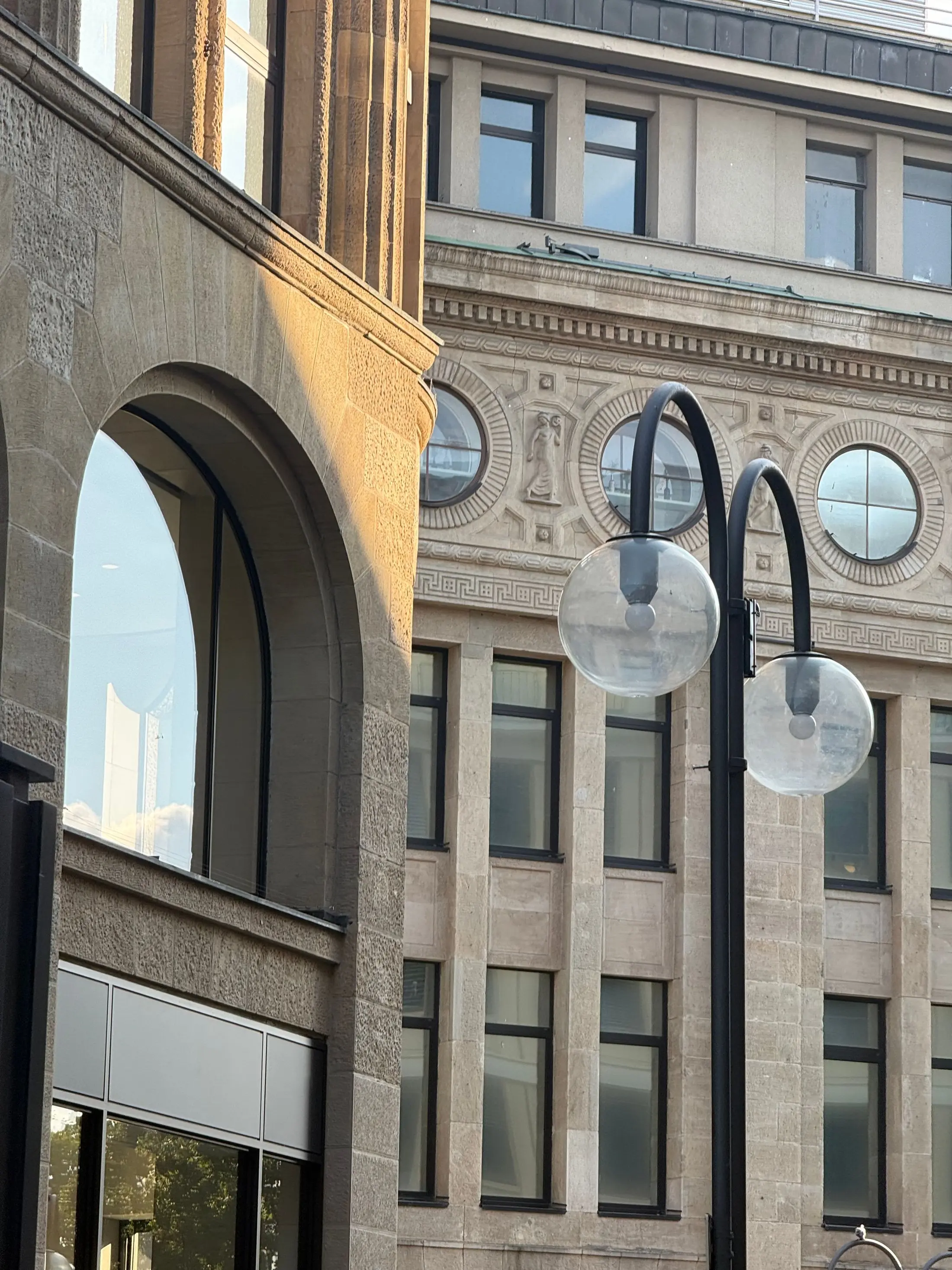 Historische und moderne Architektur in der Kölner Innenstadt